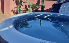 Grand solarium, jacuzzi privé,piscine,tout confort